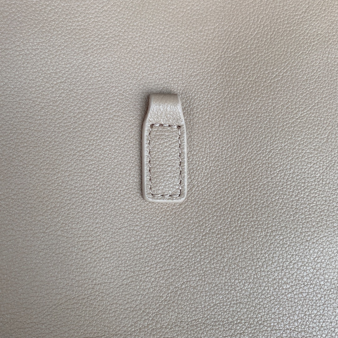 LE 5 À 7 SMALL SUPPLE 23 IN BEIGE LAMBSKIN GOLD BUCKLE