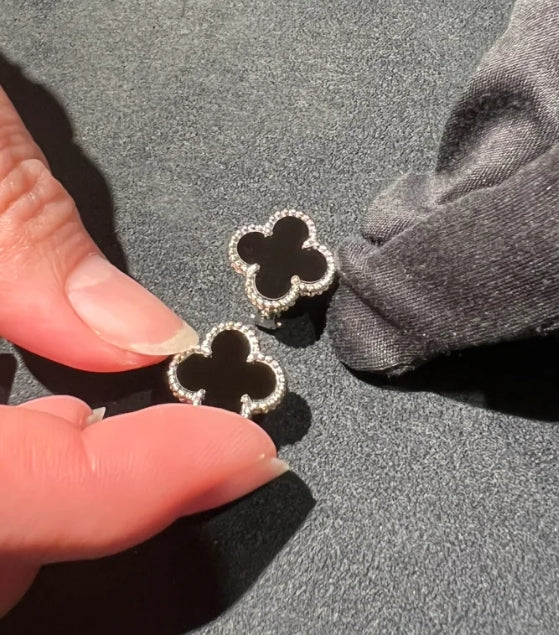 DIANA CLOVER MEDIUM 1 MOTIFS ONYX STUD EARRINGS