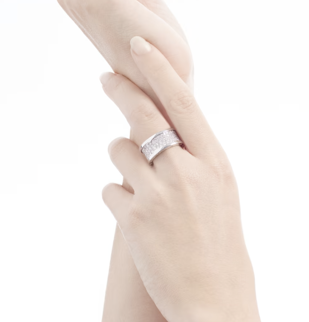 DIANA ZERO 1 WITH PAVED DIAMONDS ON THE SPIRAL RING