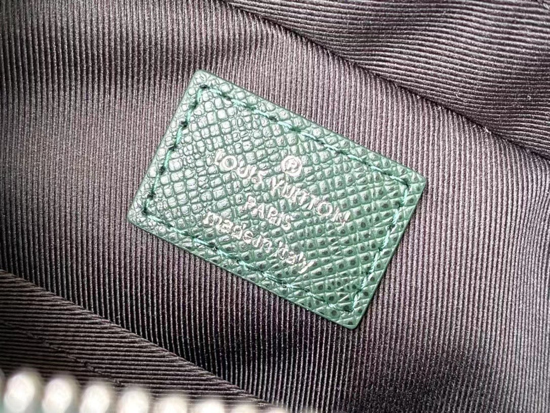 ?AVENUE MESSENGER 22 IN FOREST GREEN CALFSKIN