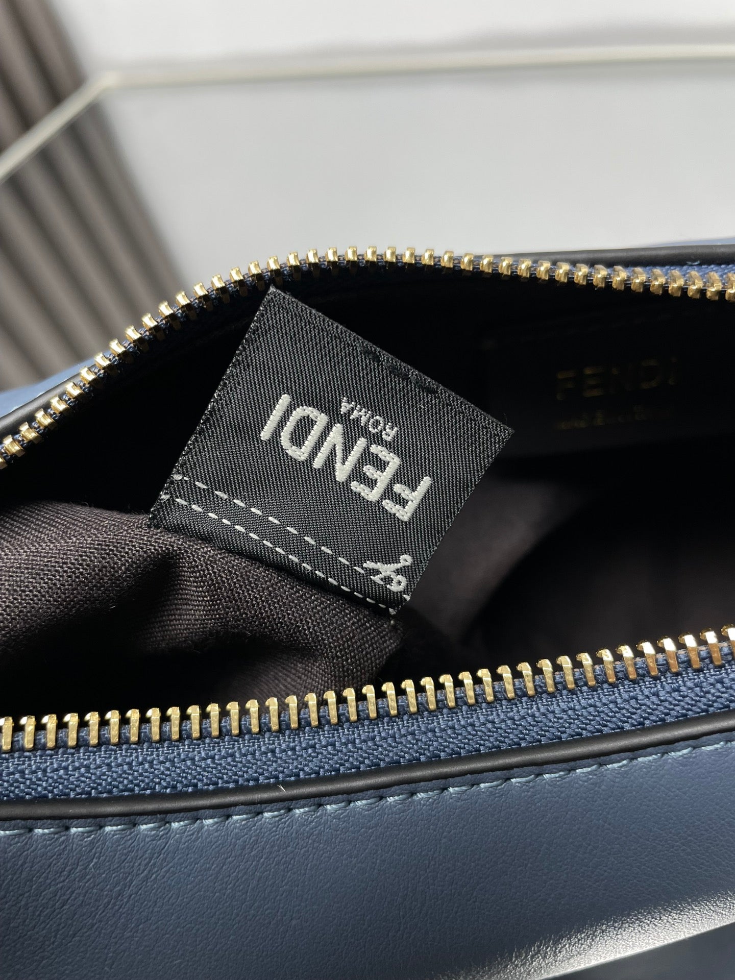 FENDIGRAPHY MEDIUM 29 IN QUEEN SMOOTH LAMBSKIN GOLD HARDWARE