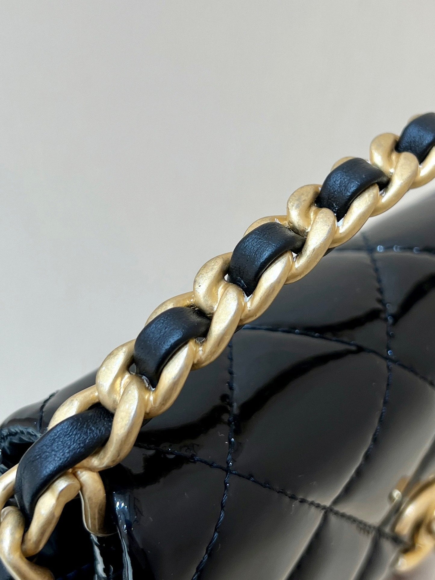 24s 31 ruecambon 15cm black patent calfskin