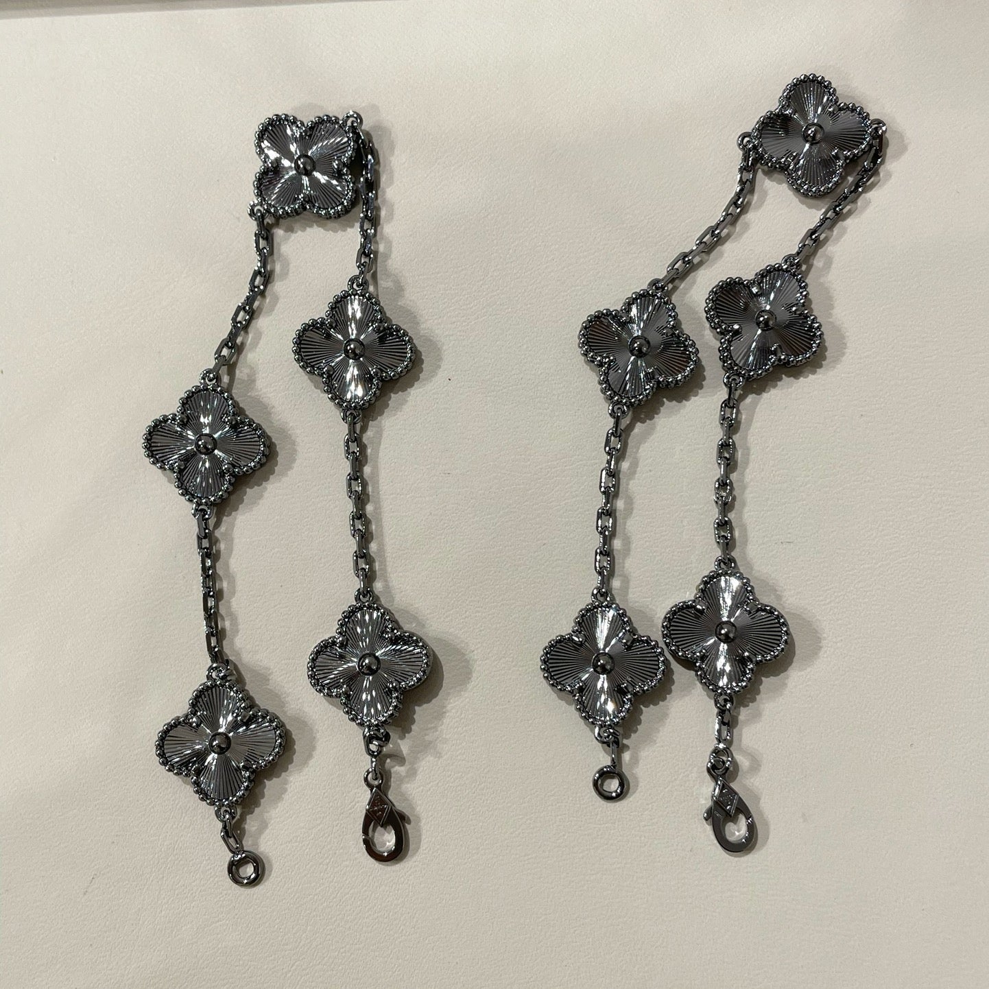 DIANA CLOVER 5 MOTIF BLACK BRACELET