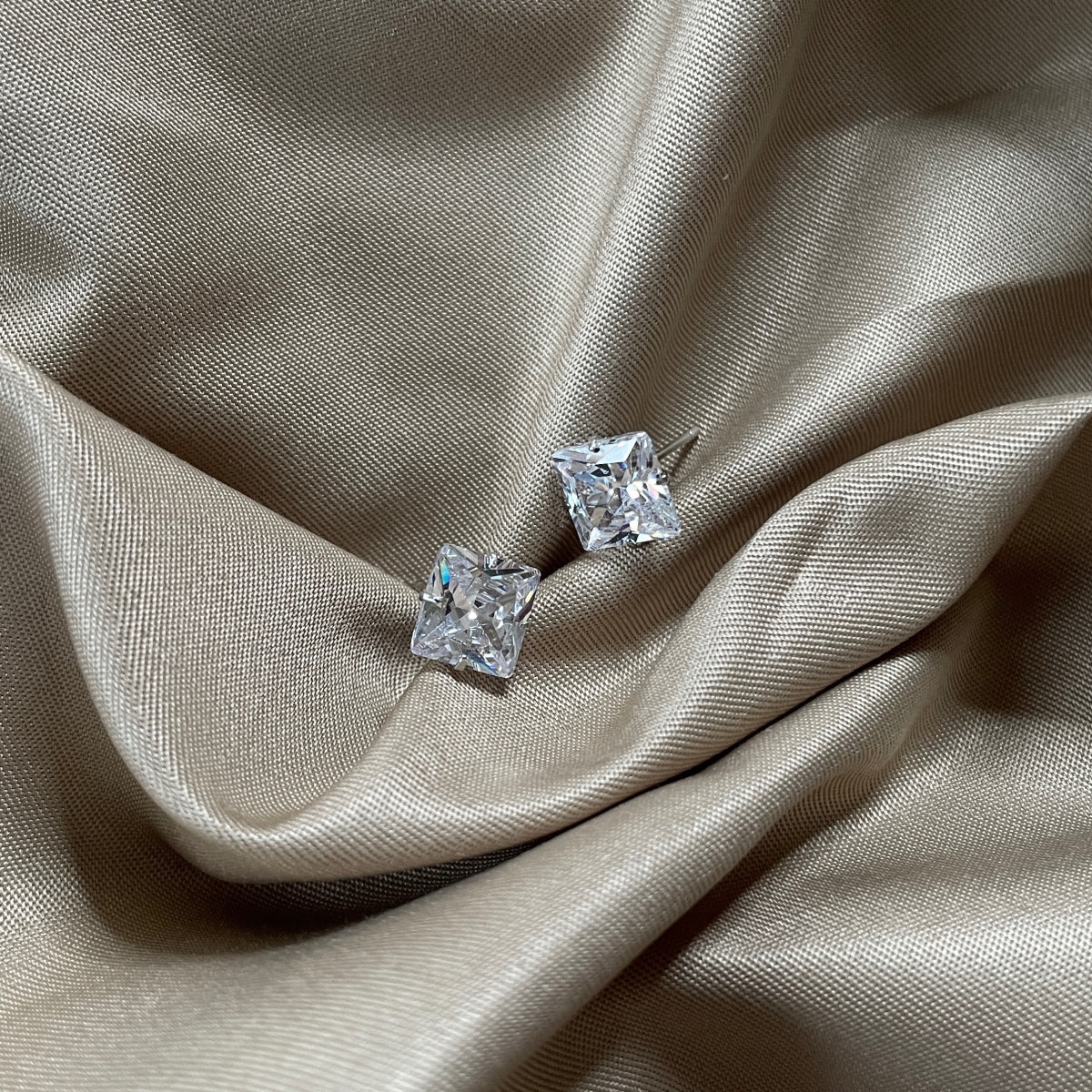 [HOT]Stylish Shiny Square Center Stone Stud Earrings