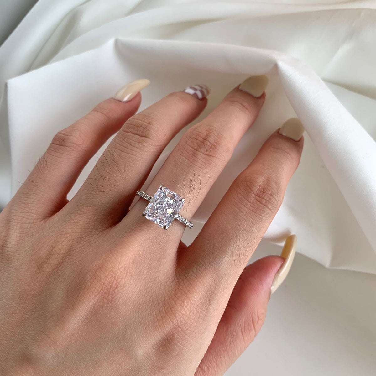 [HOT]4.0 Carat Luxurious Engagement Ring