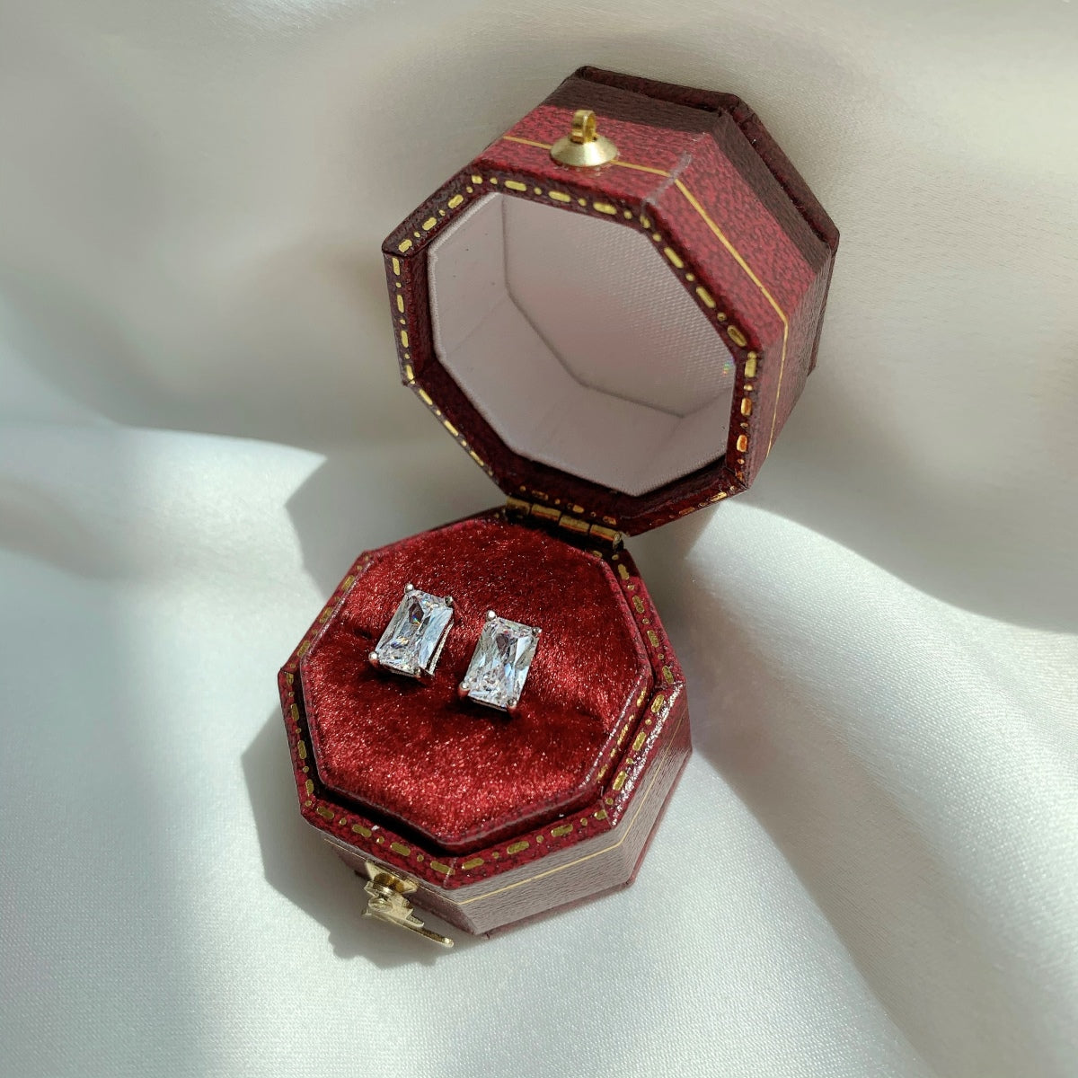 [HOT]Stylish Shiny Rectangular Center Stone Stud Earrings