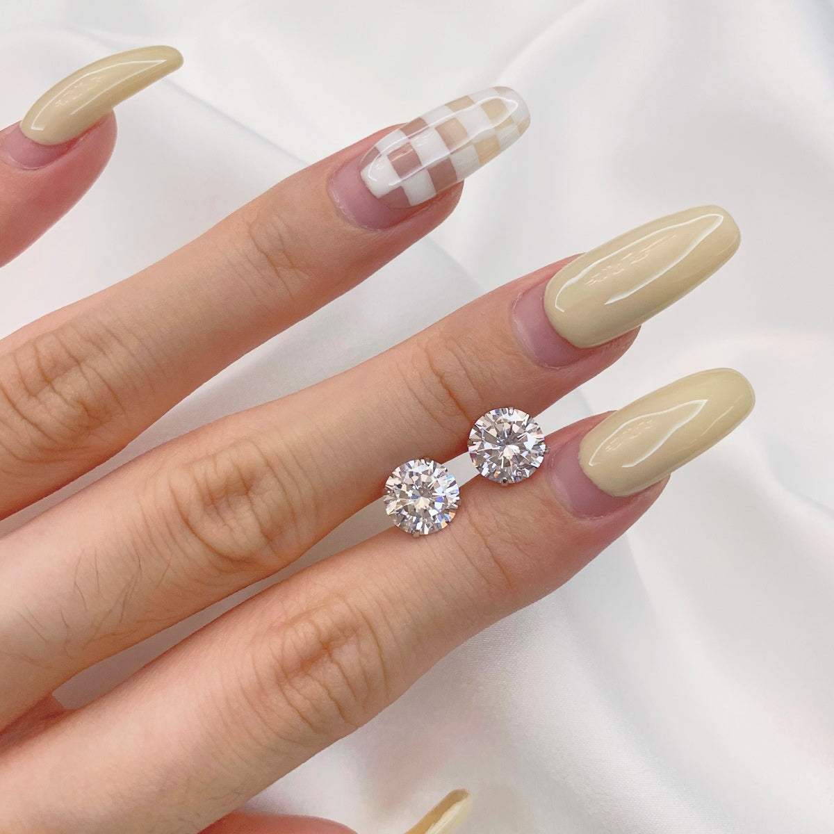 [HOT]Stylish Shiny Round Center Stone Stud Earrings