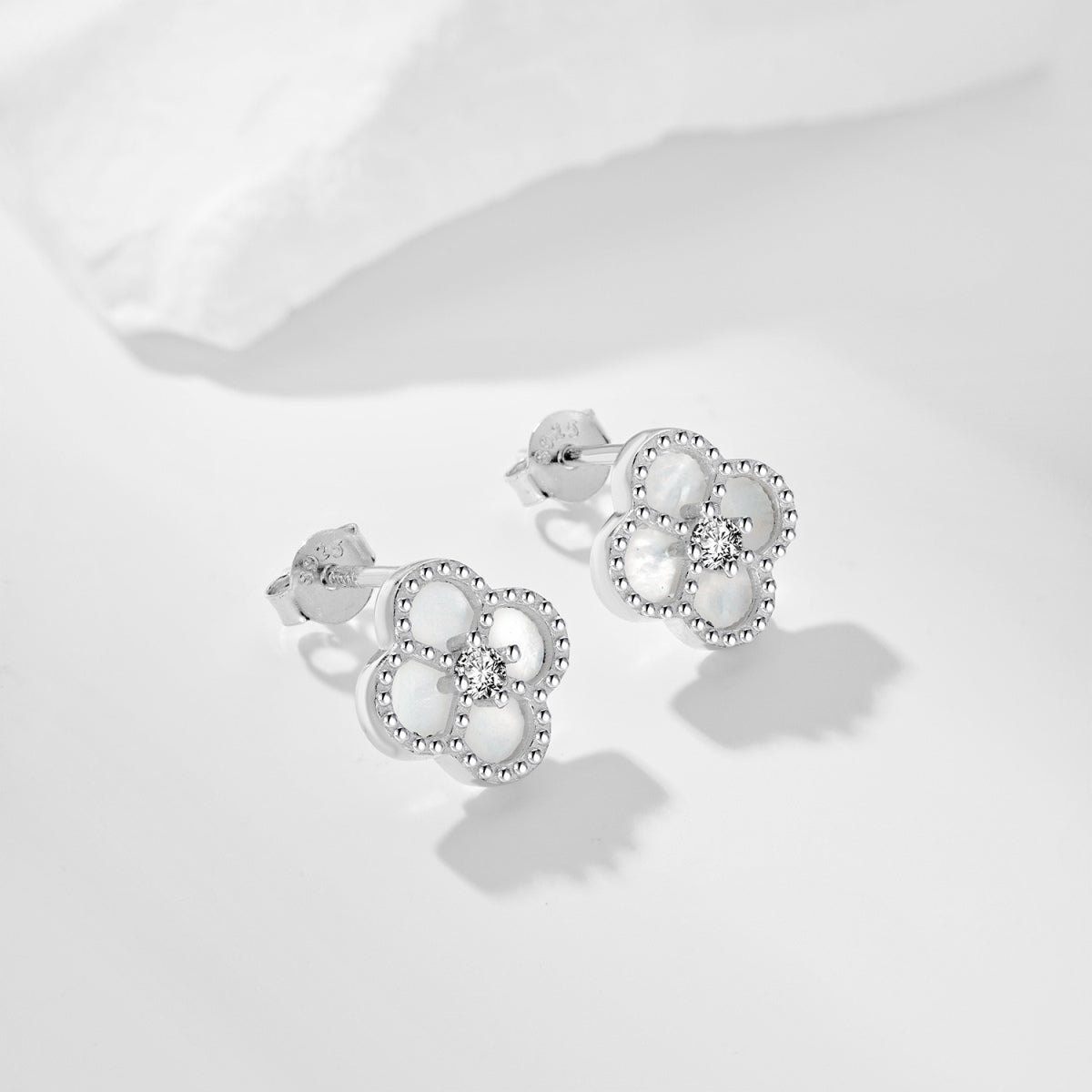 [HOT]Four-Leaf Clover Flower Shape Exquisite Earrings