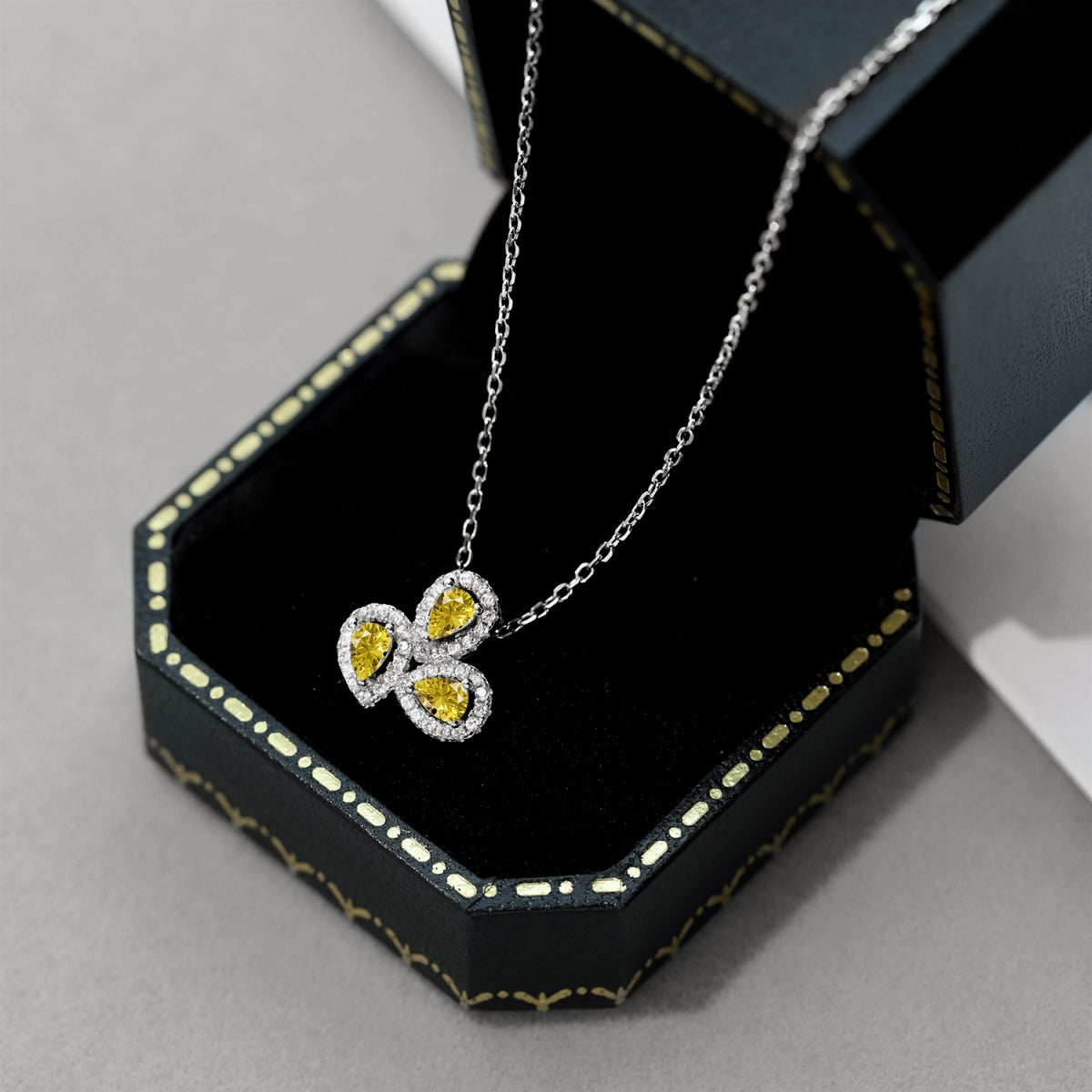 [HOT]Elegant Flower Shape Pear Cut Necklace