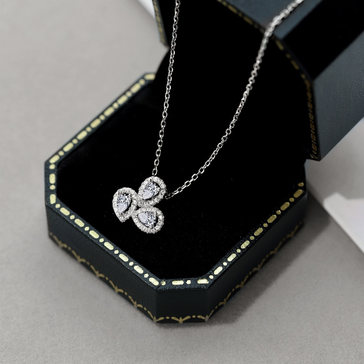 [HOT]Elegant Flower Shape Pear Cut Necklace