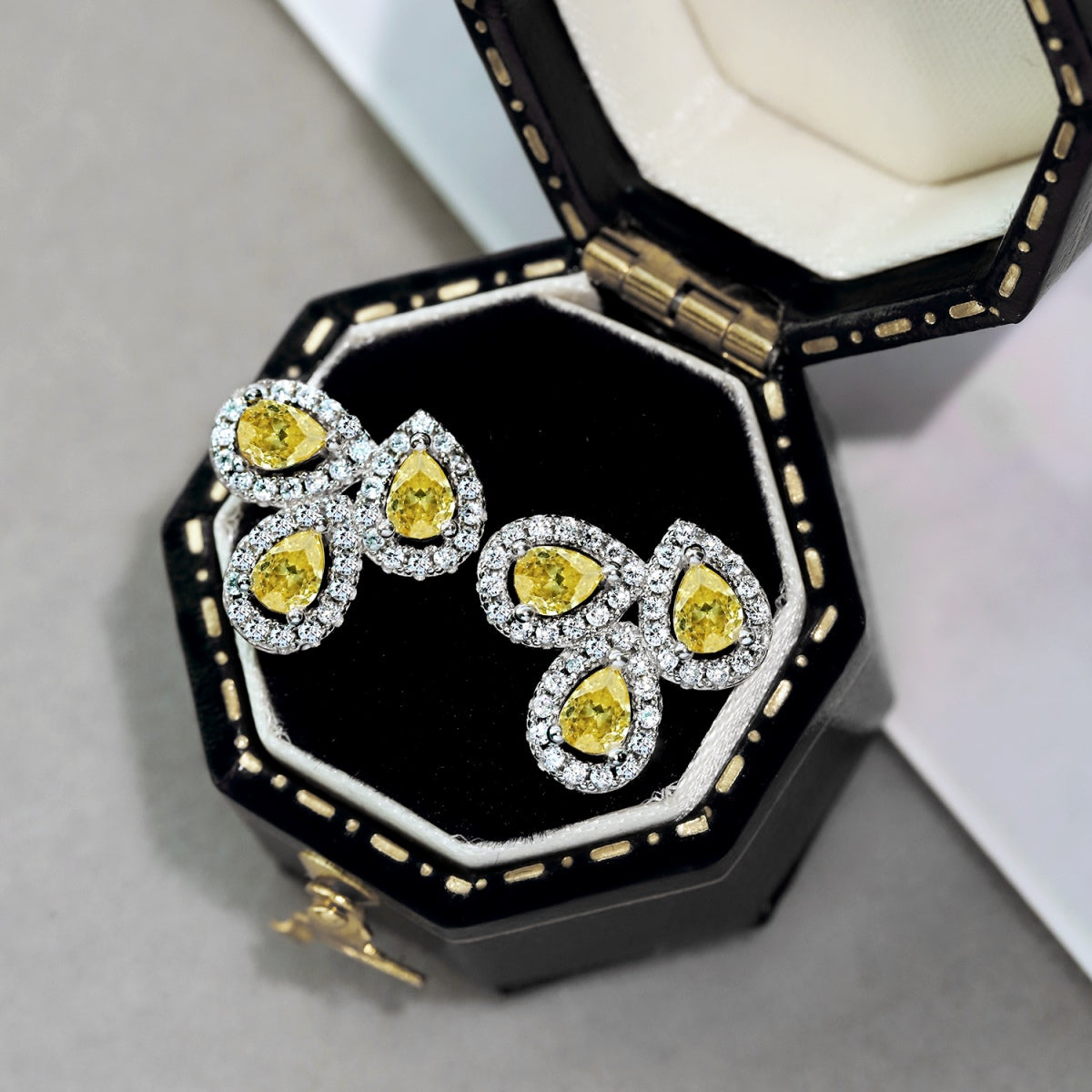 [HOT]Ornate Flower Shape Pear Cut Lover Earrings