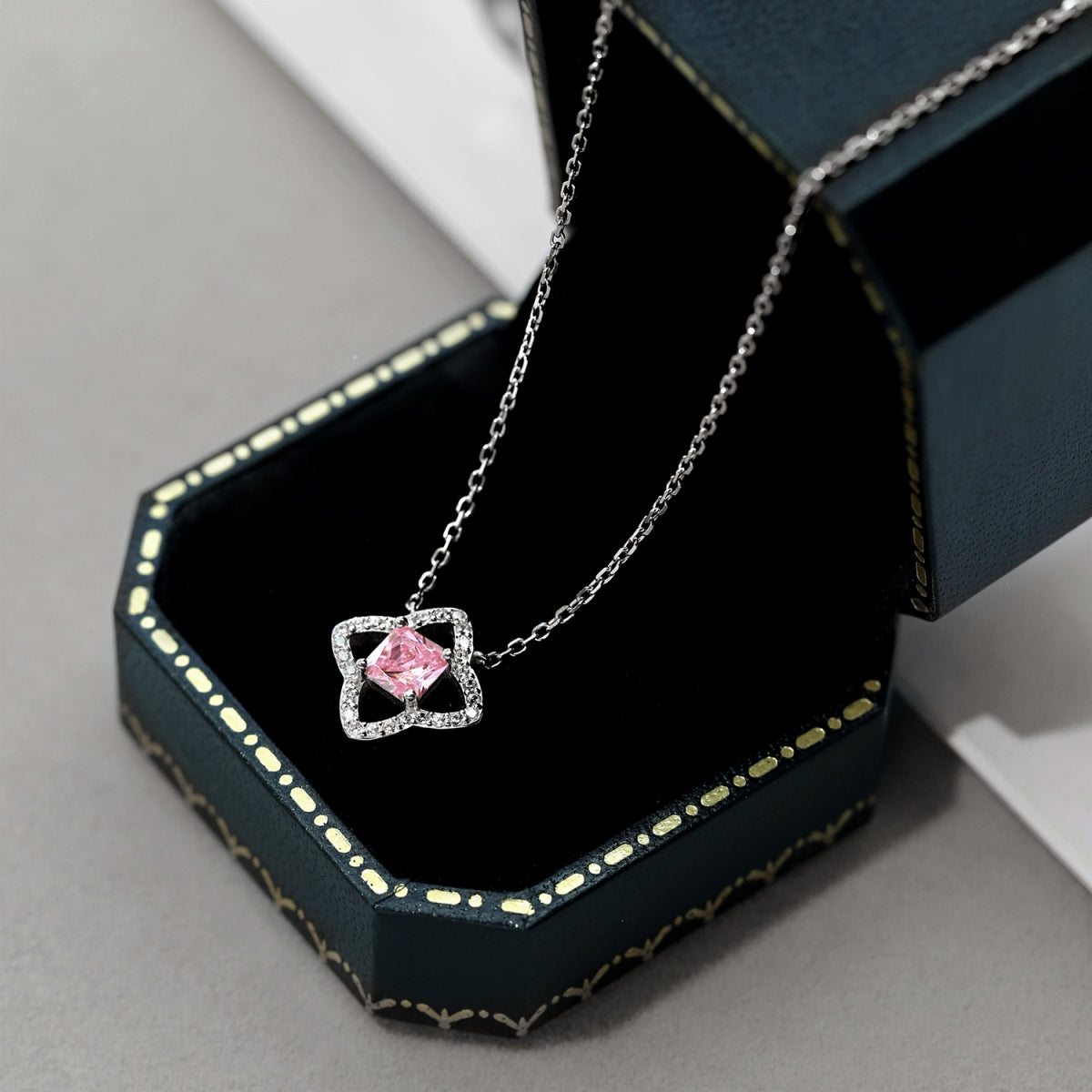 [HOT]Exquisite Flower Shape Princess Cut Necklace