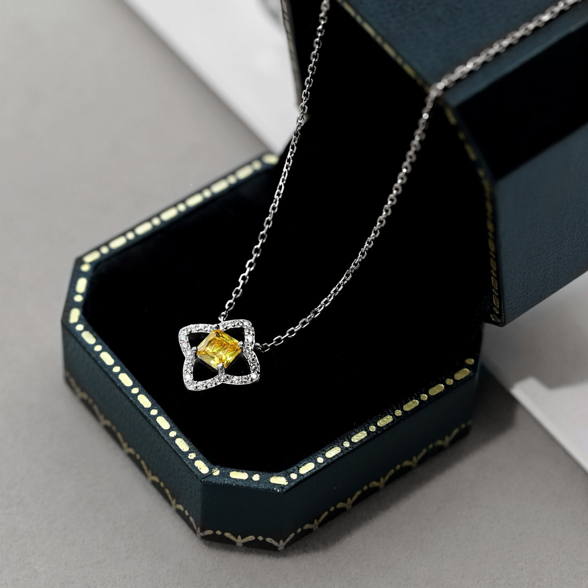 [HOT]Exquisite Flower Shape Princess Cut Necklace