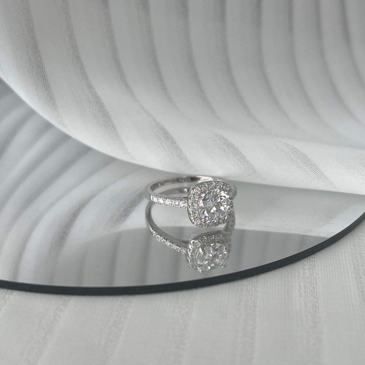 [HOT]Dazzling Resplendent Round Cut Wedding Ring