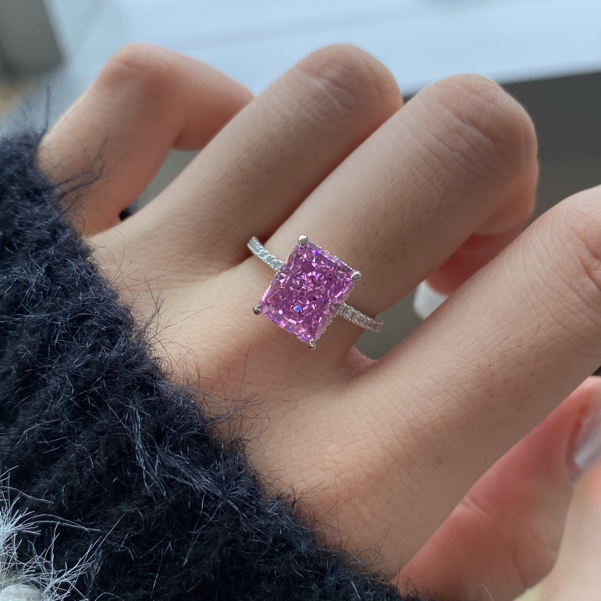 [HOT]4.0 Carat Luxurious Engagement Ring