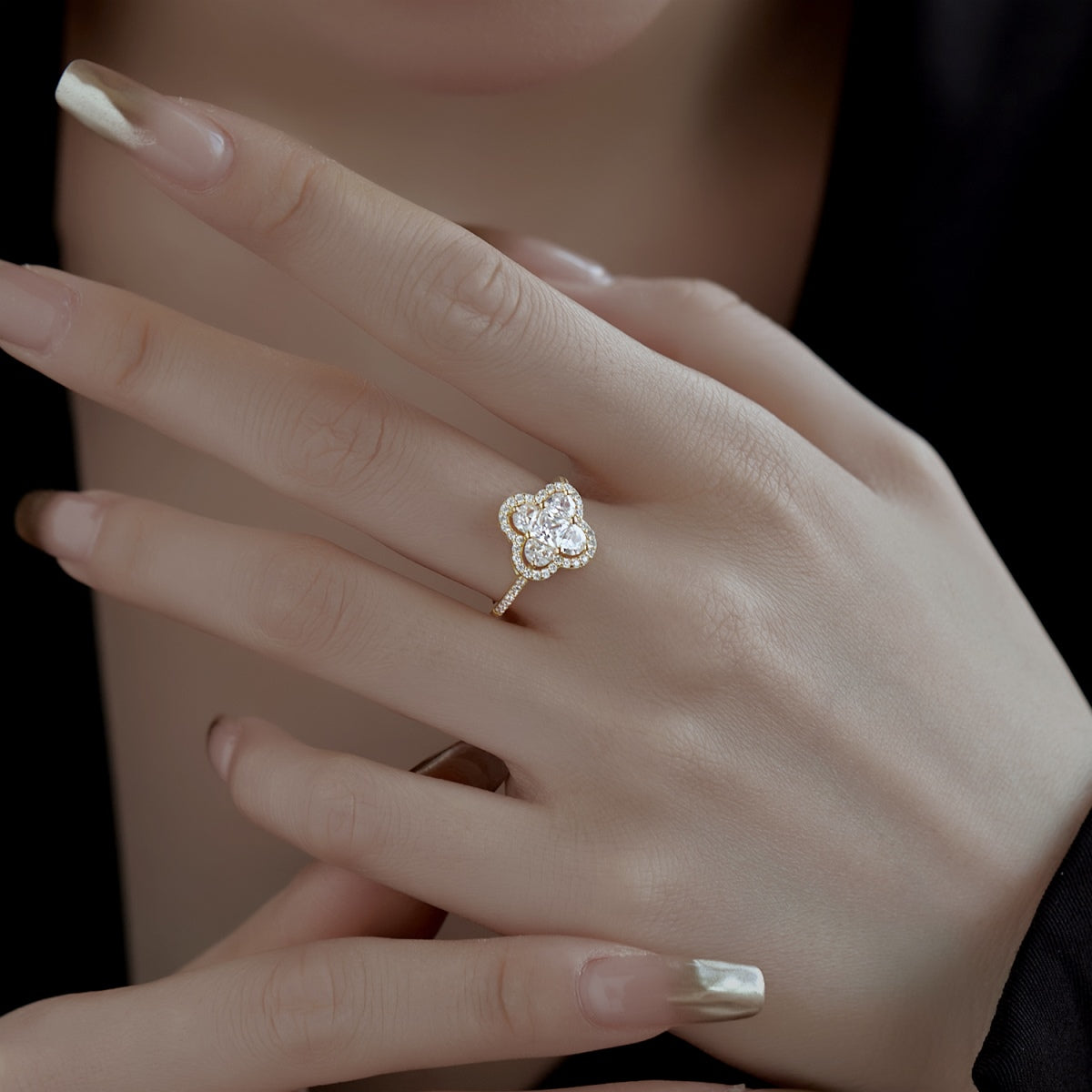 [HOT]Luxurious Eternity Flower Shape Banquet Ring