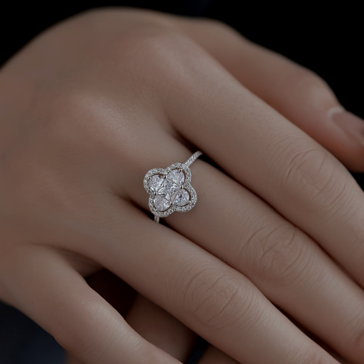 [HOT]Luxurious Eternity Flower Shape Banquet Ring