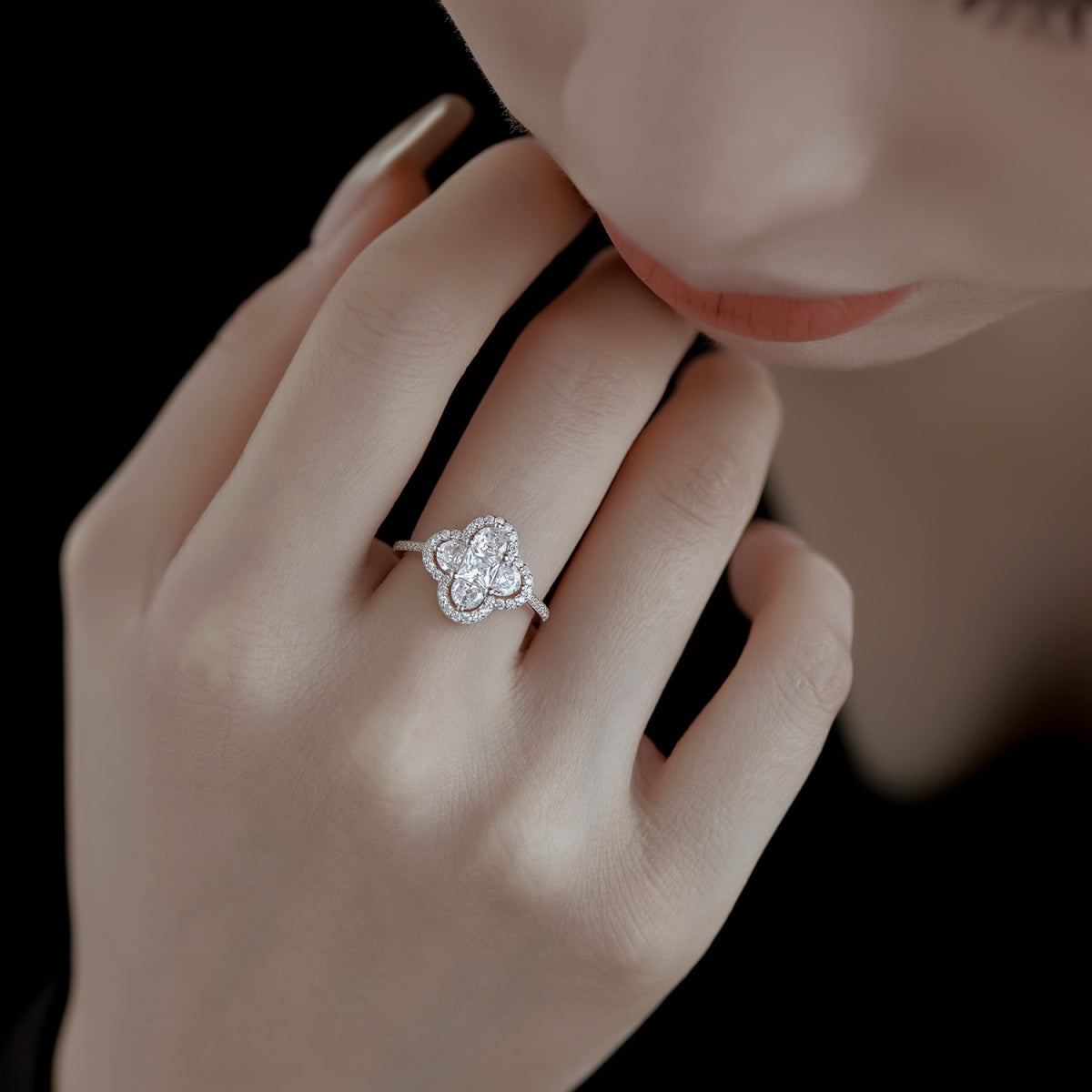 [HOT]Luxurious Eternity Flower Shape Banquet Ring