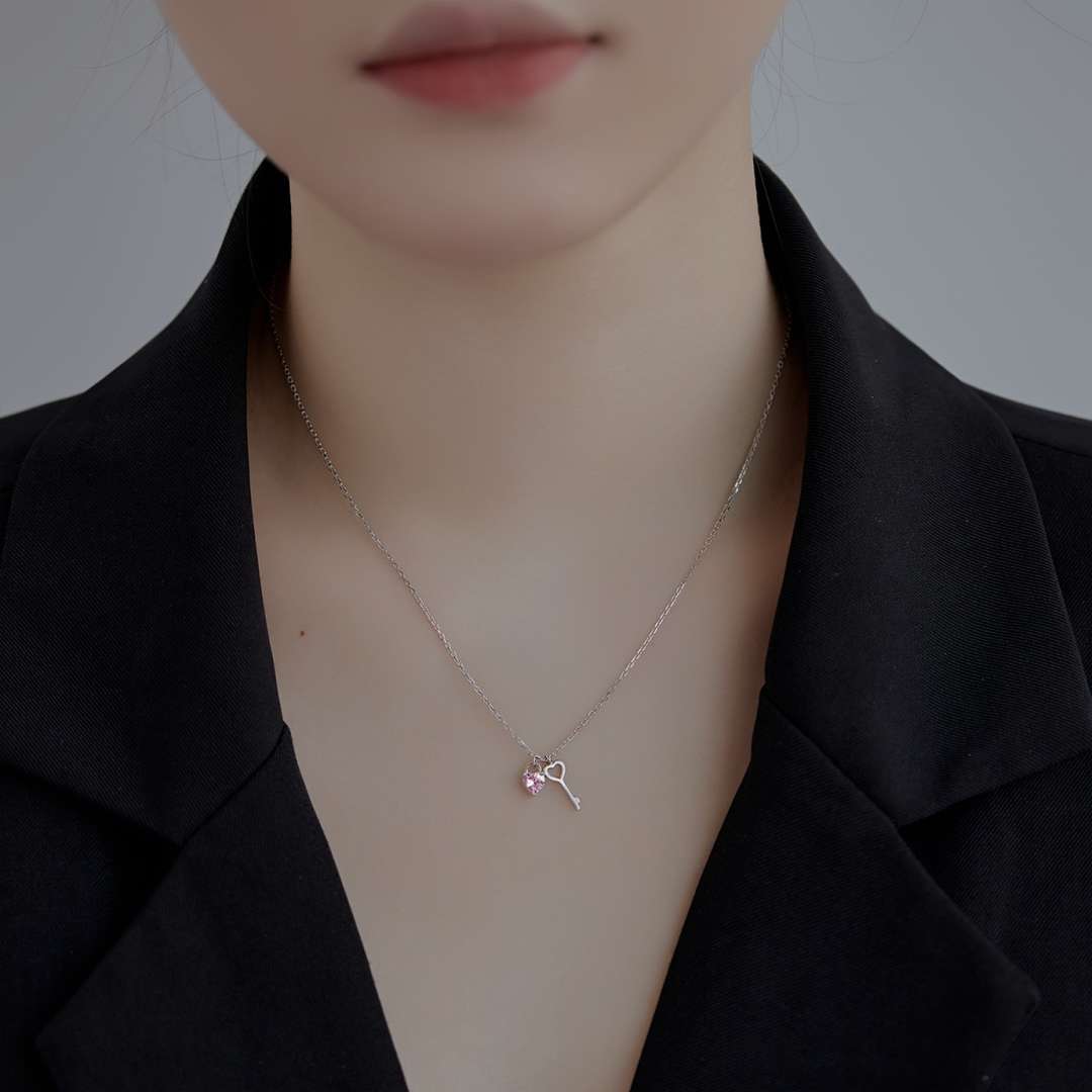 [HOT]Unique Heart Shape Key Pendent Necklace