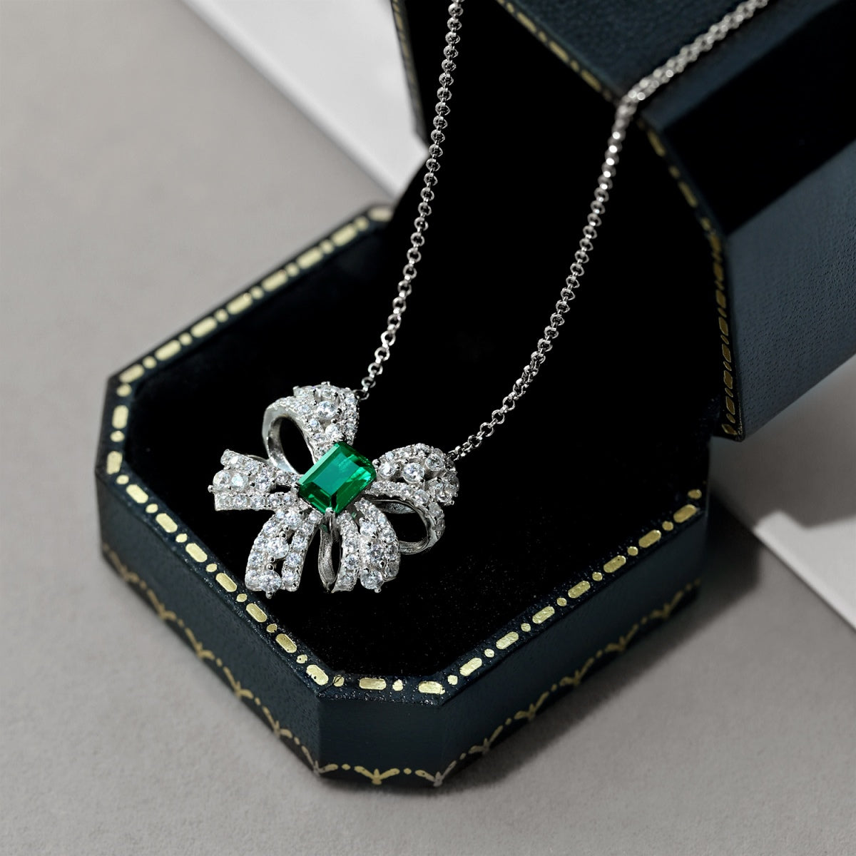 [HOT]Luxurious Flower Shape Emerald Cut Necklace