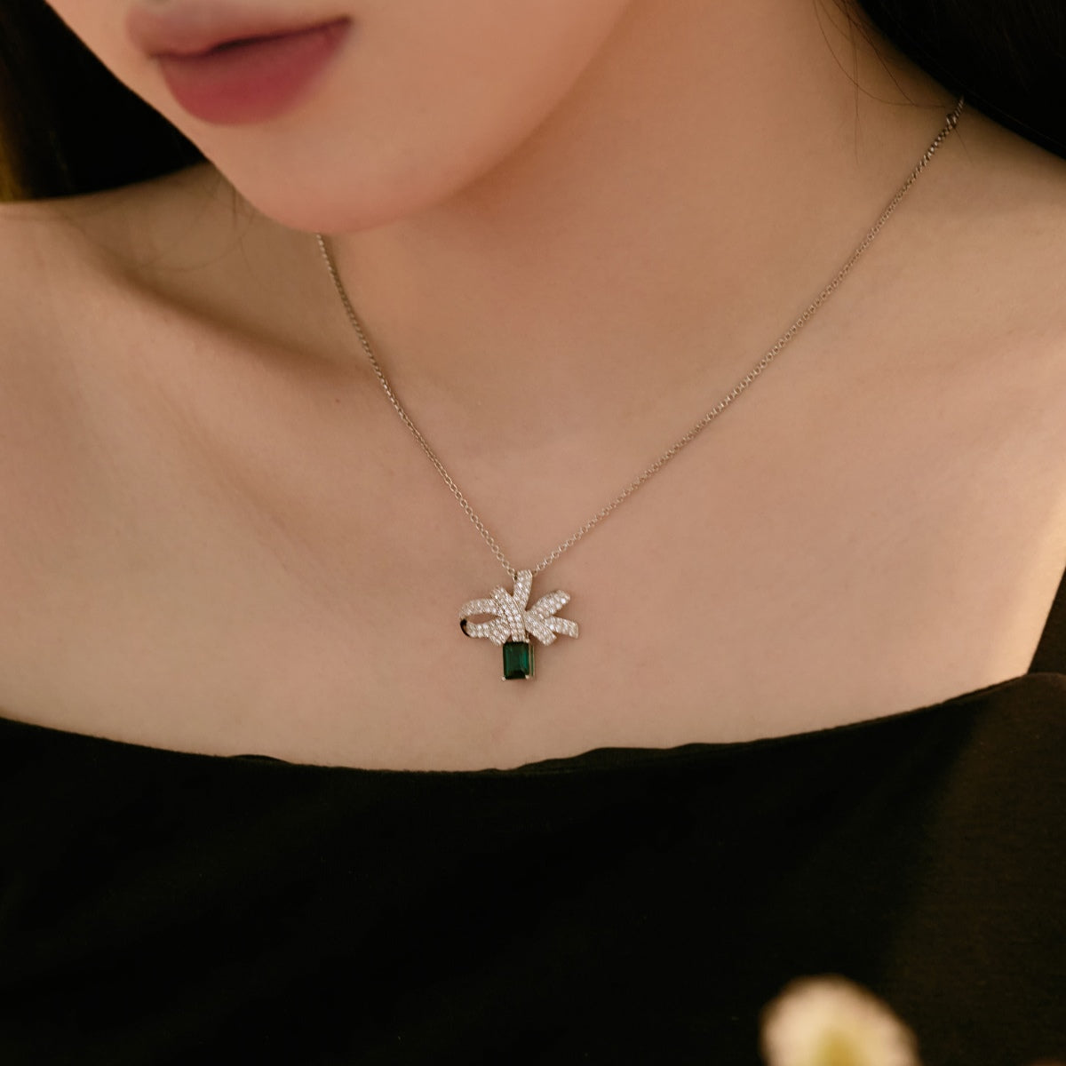 [HOT]Luxurious Flower Shape Emerald Cut Necklace