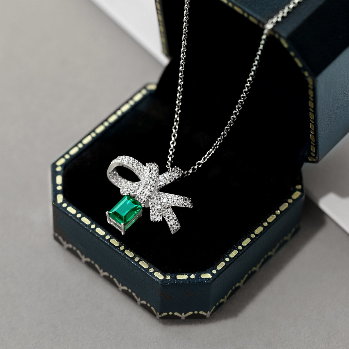 [HOT]Luxurious Flower Shape Emerald Cut Necklace