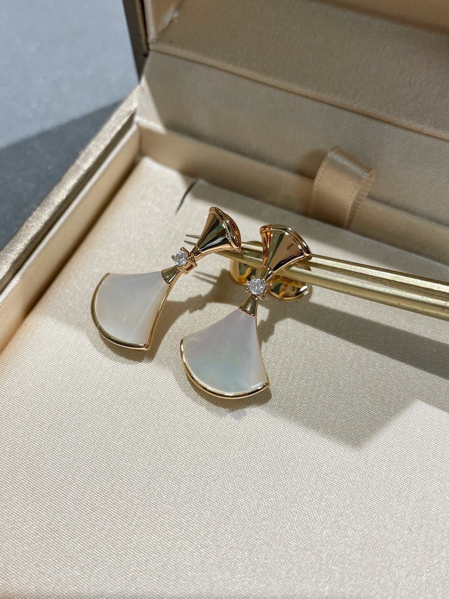 DIANA DREAM MOP 1 DIAMOND EARRINGS