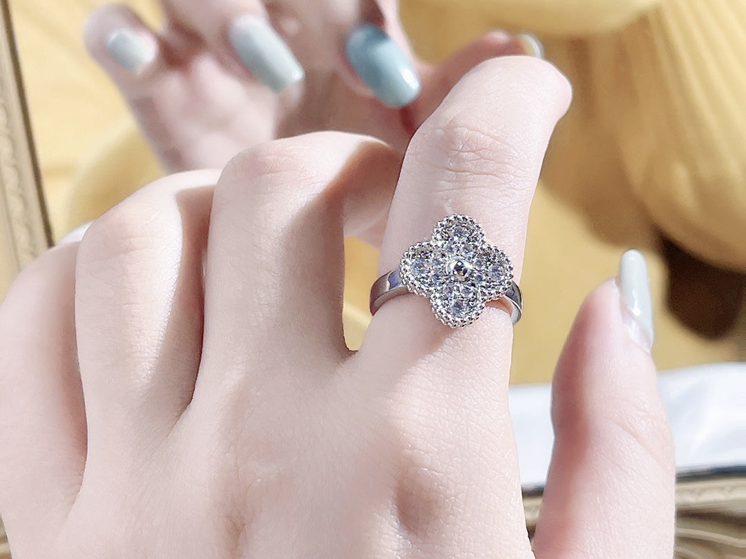 DIANA CLOVER DIAMOND RING