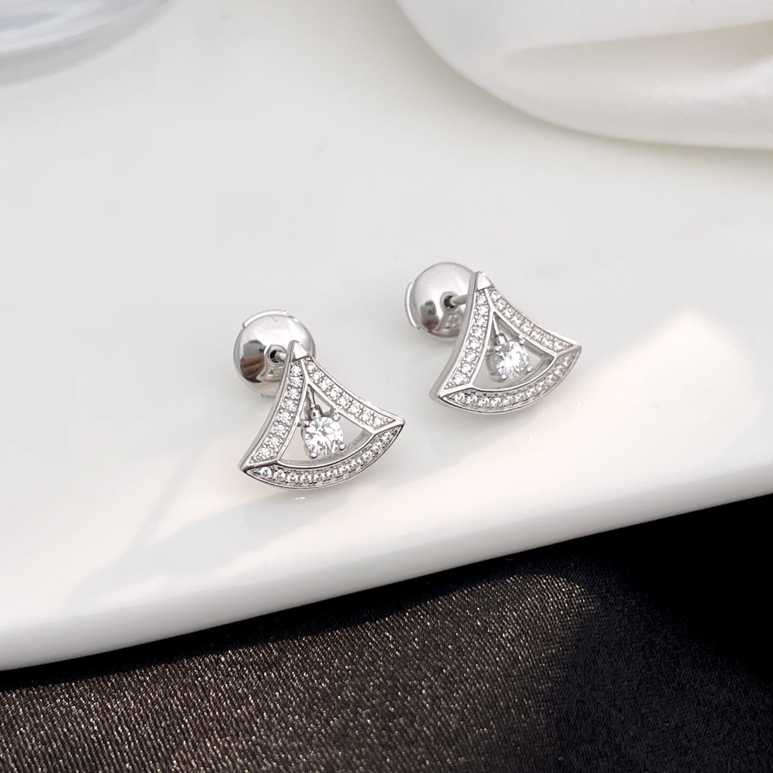 DIANA DREAM MINI DIAMOND STUD EARRINGS