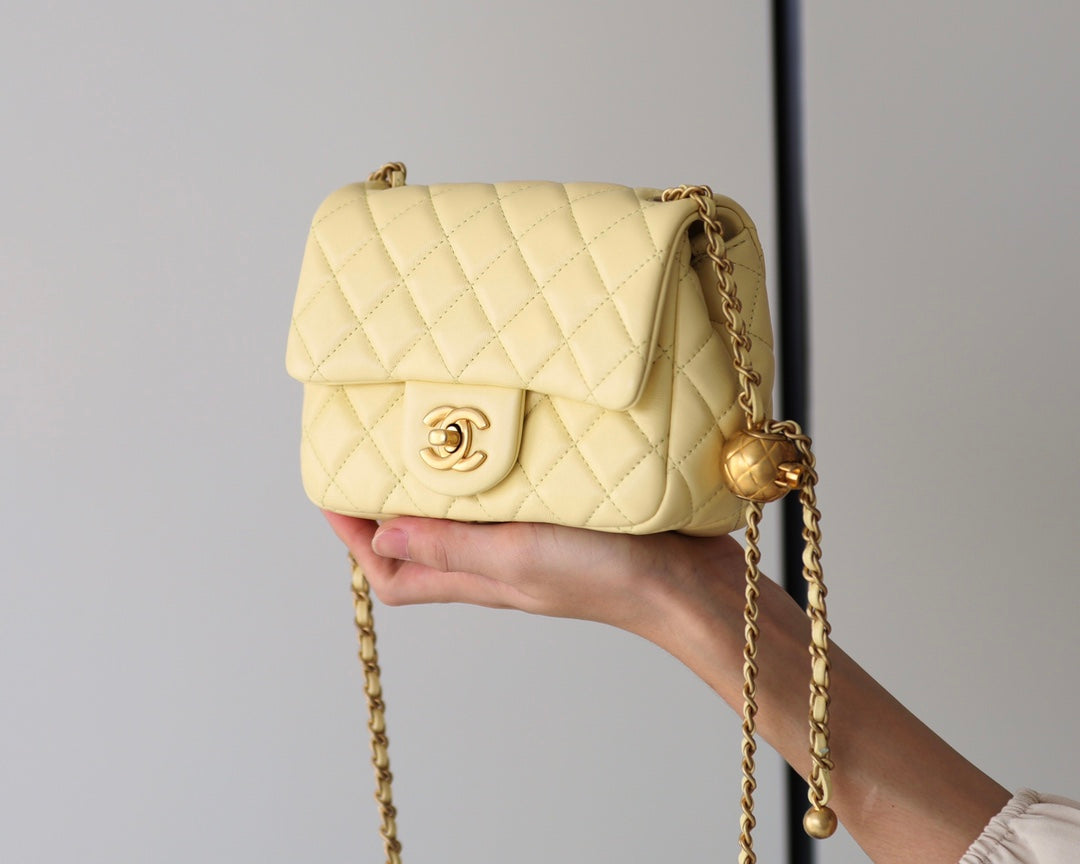 FLAP BAG 17CM YELLOW LAMBSKIN GOLD HARDWARE