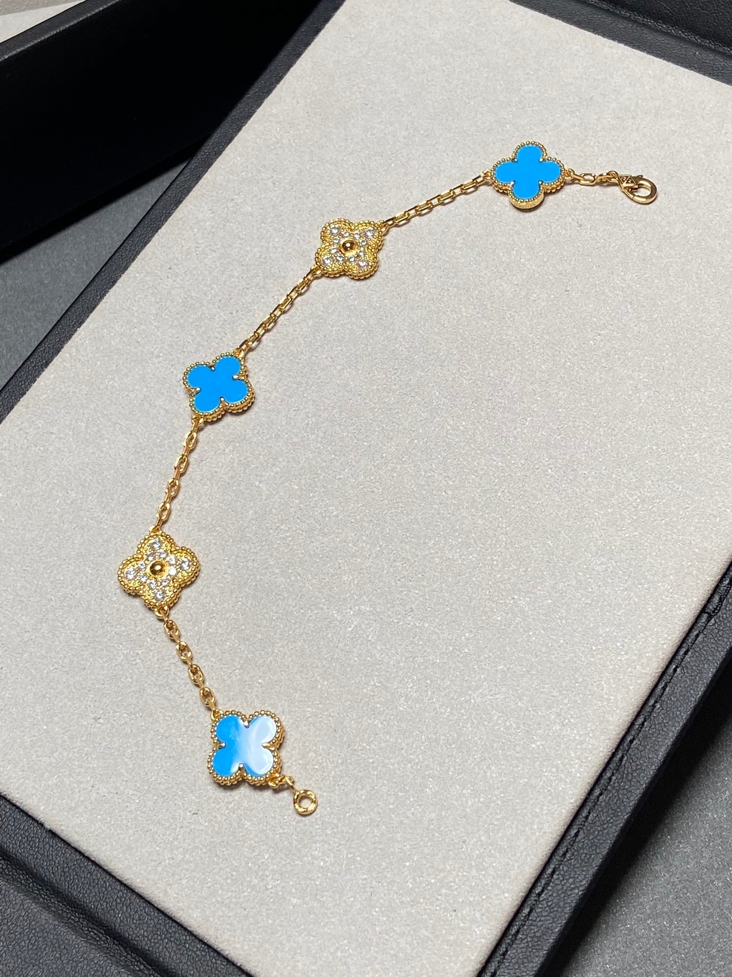 DIANA CLOVER 5 MOTIF BLUE CHALCEDONY DIAMOND GOLD BRACELET