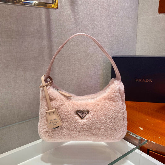HOBO BAG 23 IN LIGHT PINK SHEARLING