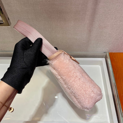 HOBO BAG 23 IN LIGHT PINK SHEARLING