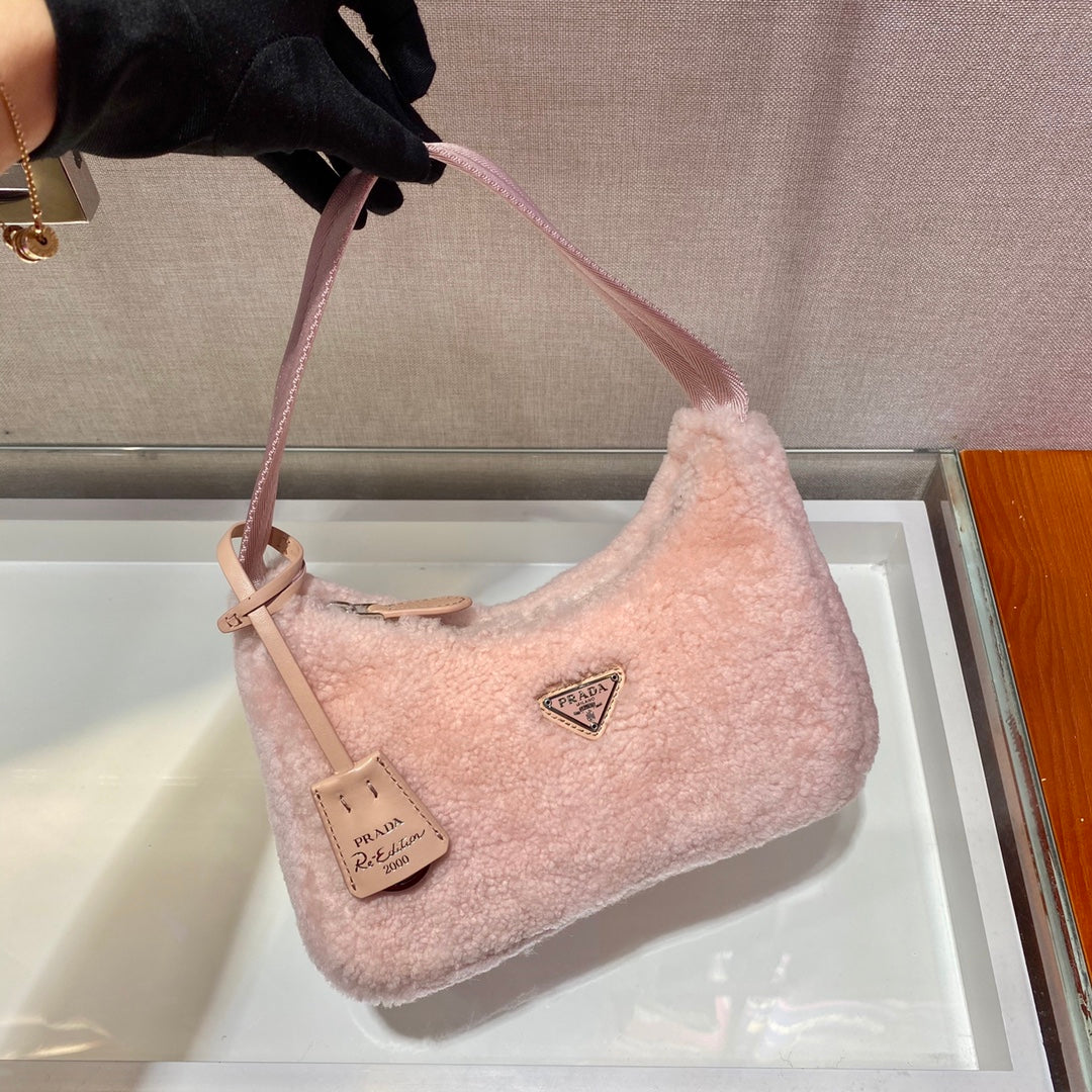 HOBO BAG 23 IN LIGHT PINK SHEARLING
