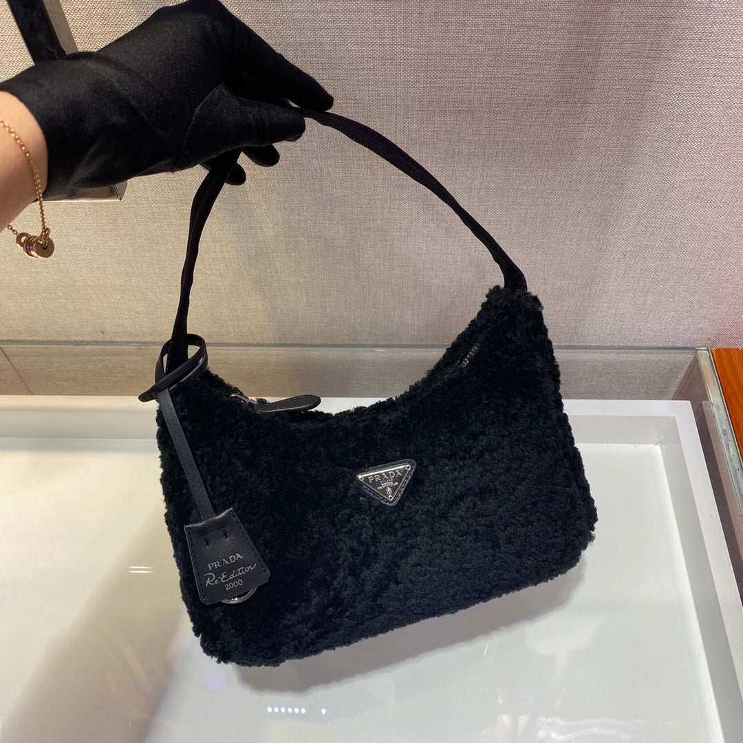 HOBO BAG 23 IN BLACK SHEARLING
