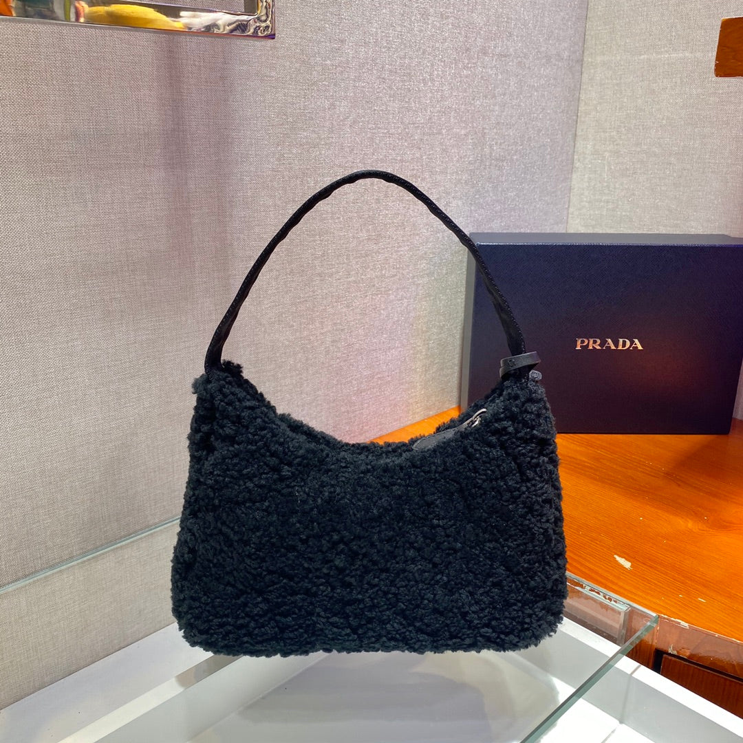 HOBO BAG 23 IN BLACK SHEARLING