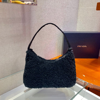 HOBO BAG 23 IN BLACK SHEARLING