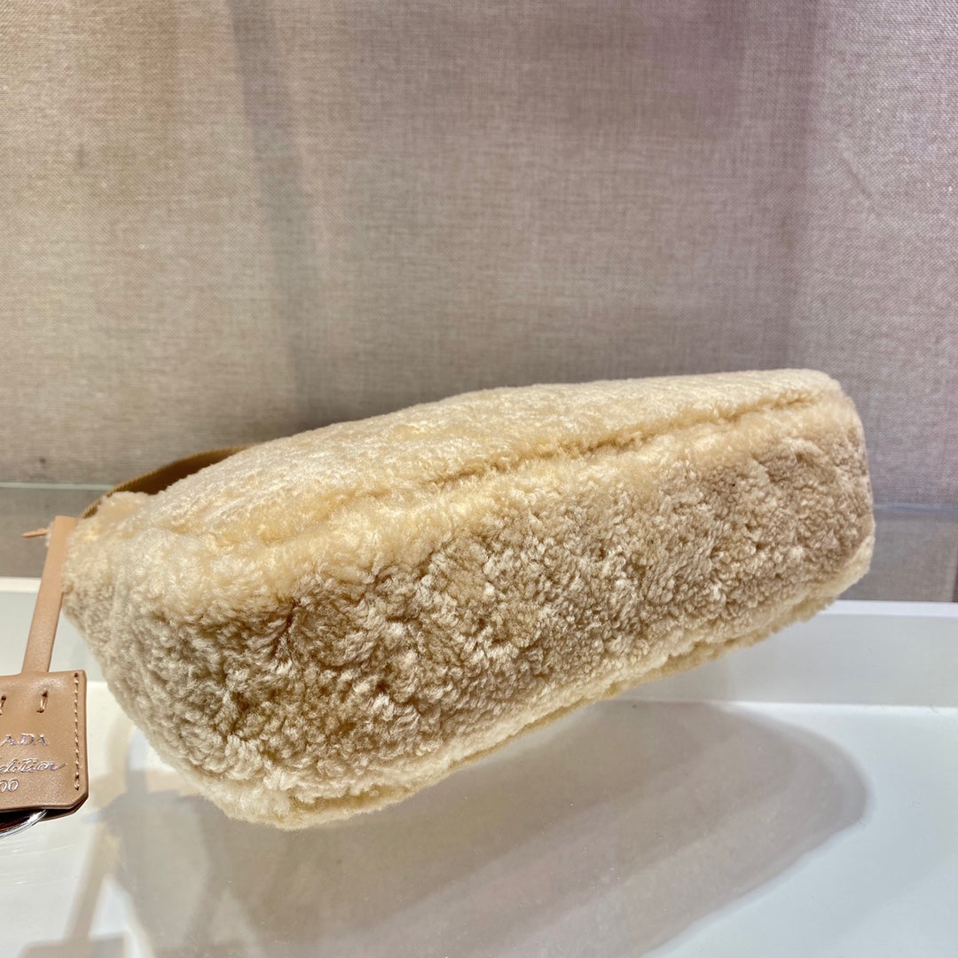 HOBO BAG 23 IN BEIGE SHEARLING