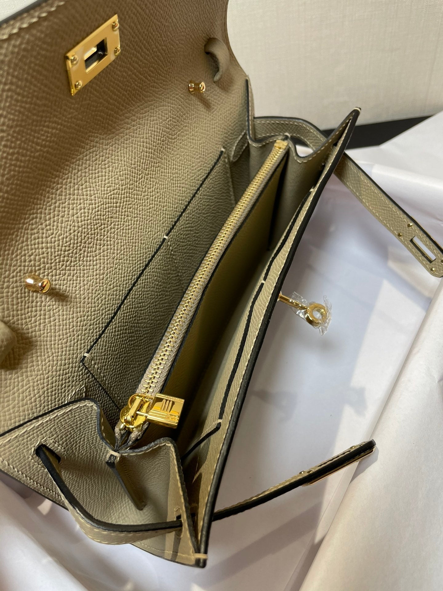 kelly to go wallet 20.5 lichen epsom gold hardware