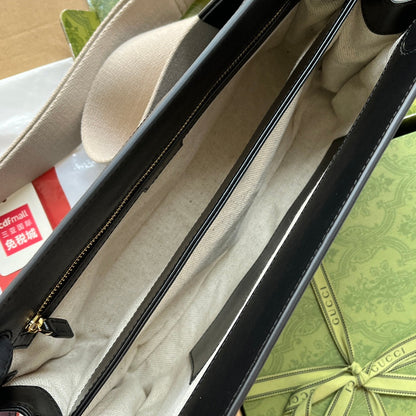 MATELASS¨¦ SHOULDER BAG 32 IN BLACK EMBOSSED CALFSKIN GOLD HARDWARE