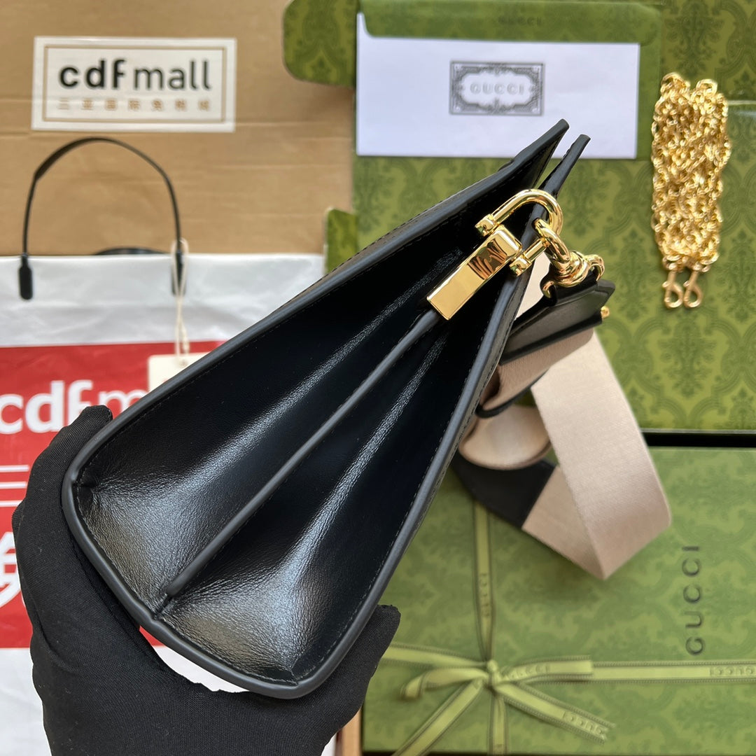 MATELASS¨¦ SHOULDER BAG 32 IN BLACK EMBOSSED CALFSKIN GOLD HARDWARE