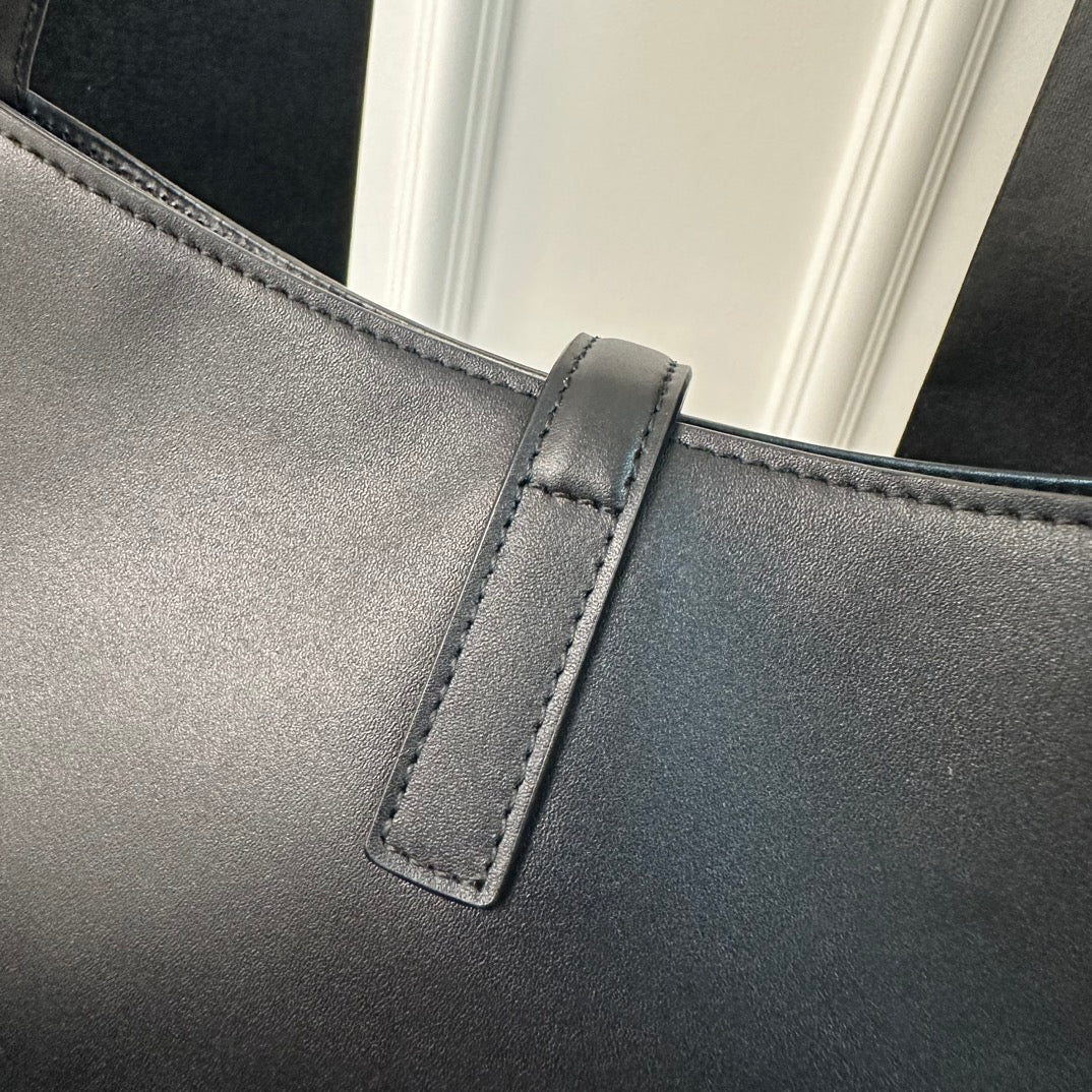 Le 5 a 7 24 Black Lambskin Ghw
