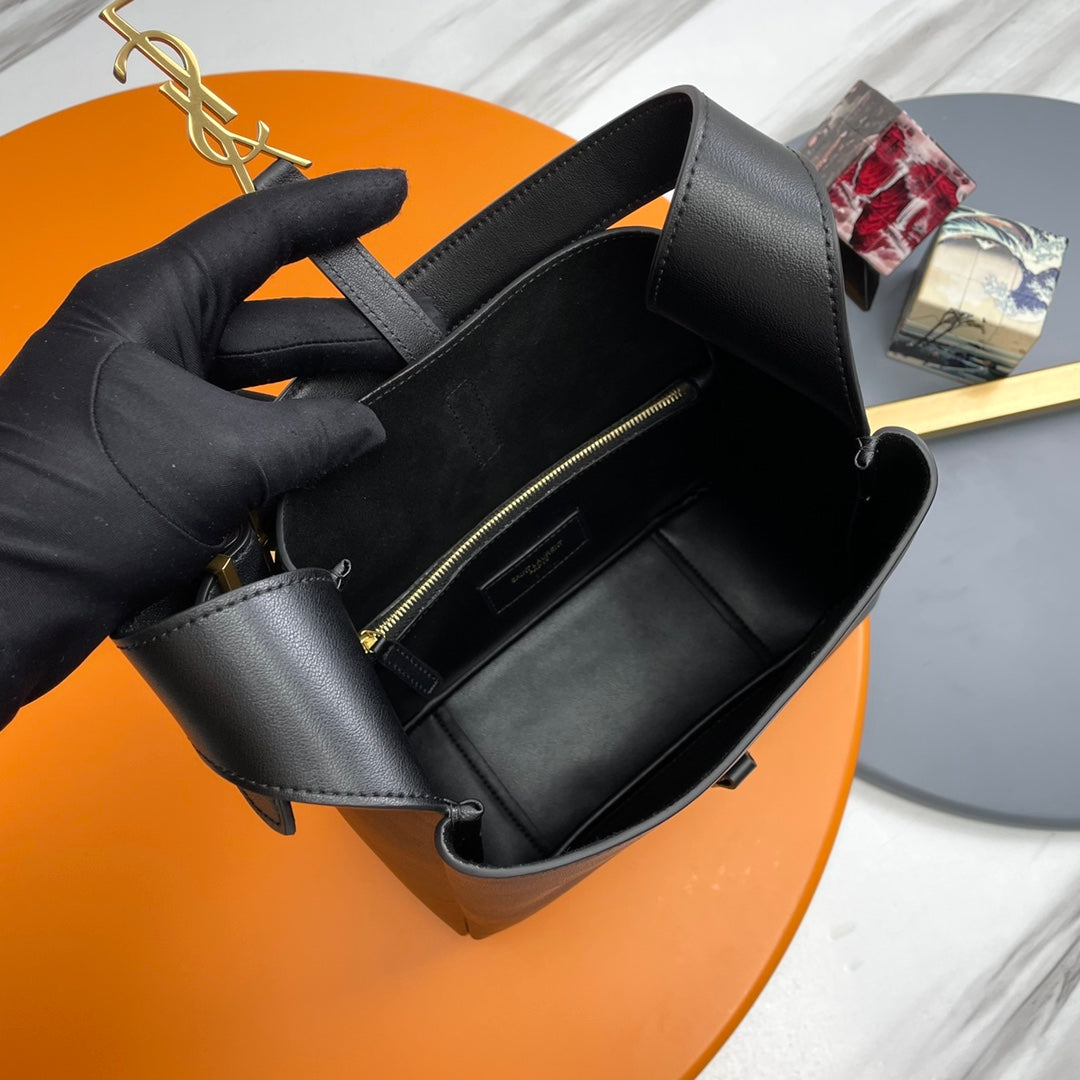 le 5a7 small 23cm black calfskin