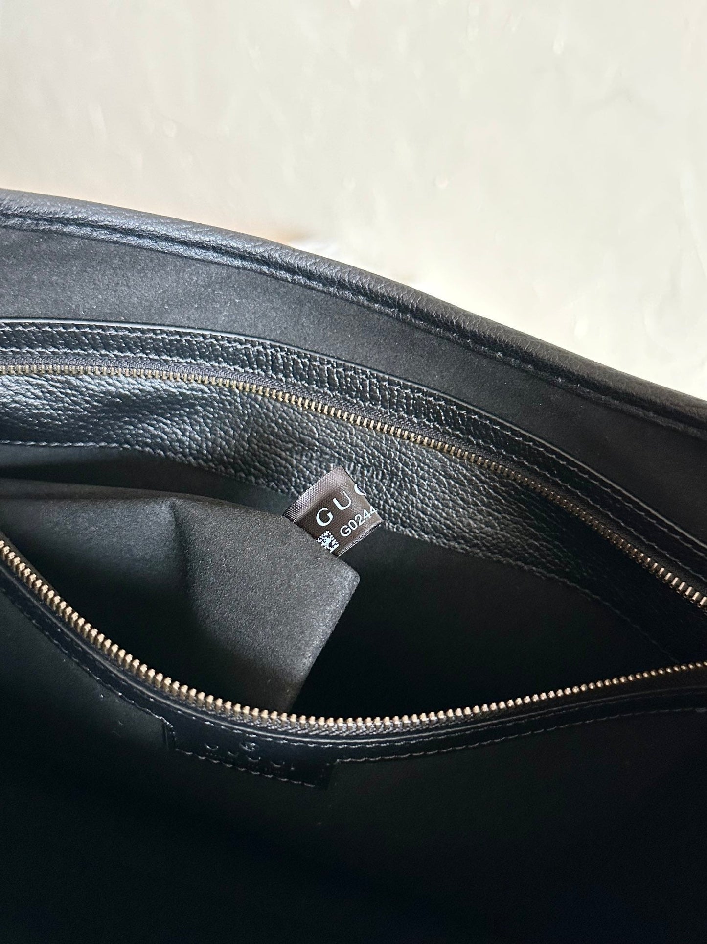 APHRODITE MEDIUM 39 SHOULDER BAG IN BLACK CALFSKIN