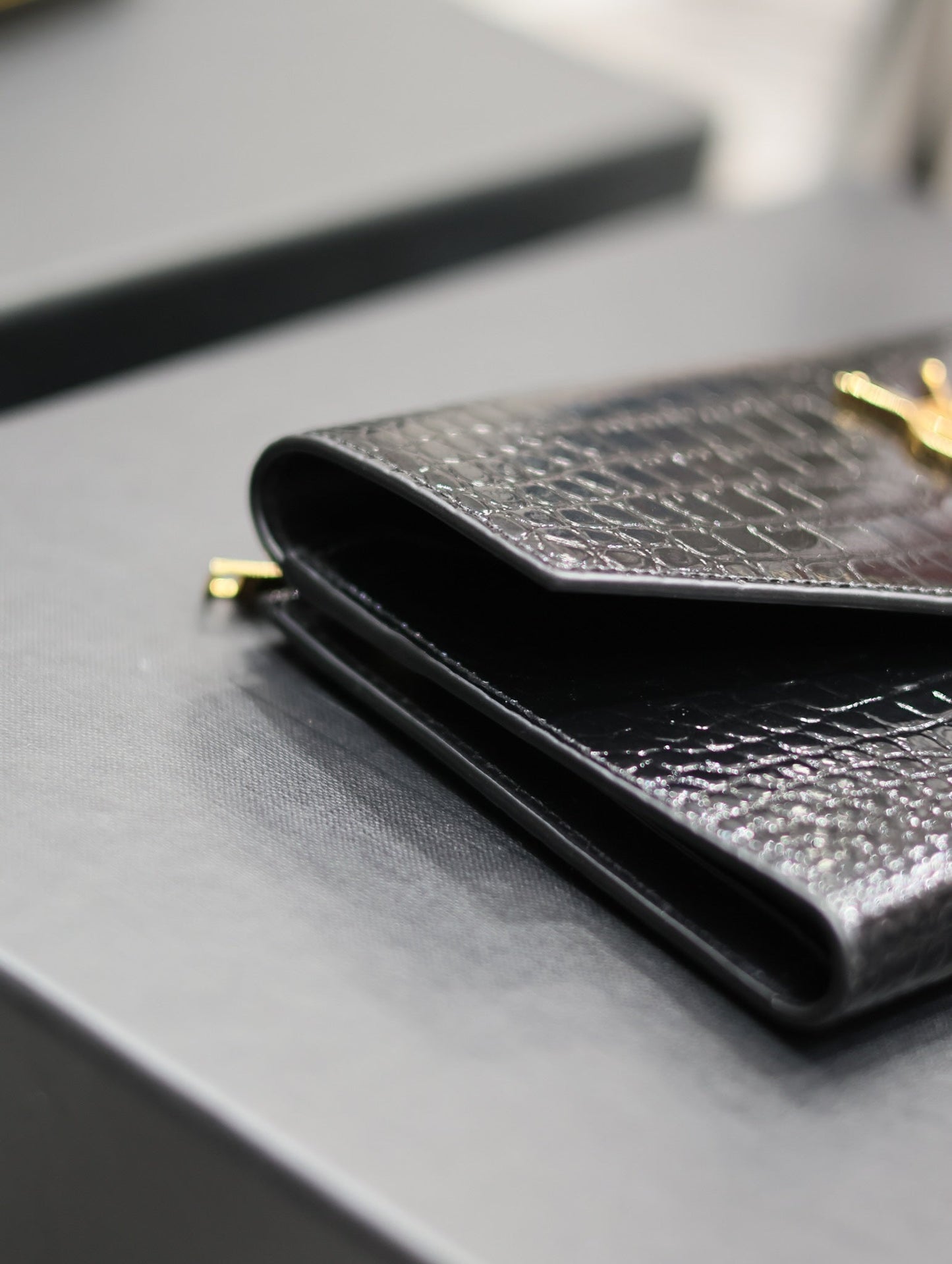 UPTOWN WALLET 21 IN BLACK CROCODILE PATTERN CALFSKIN GOLD LOGO