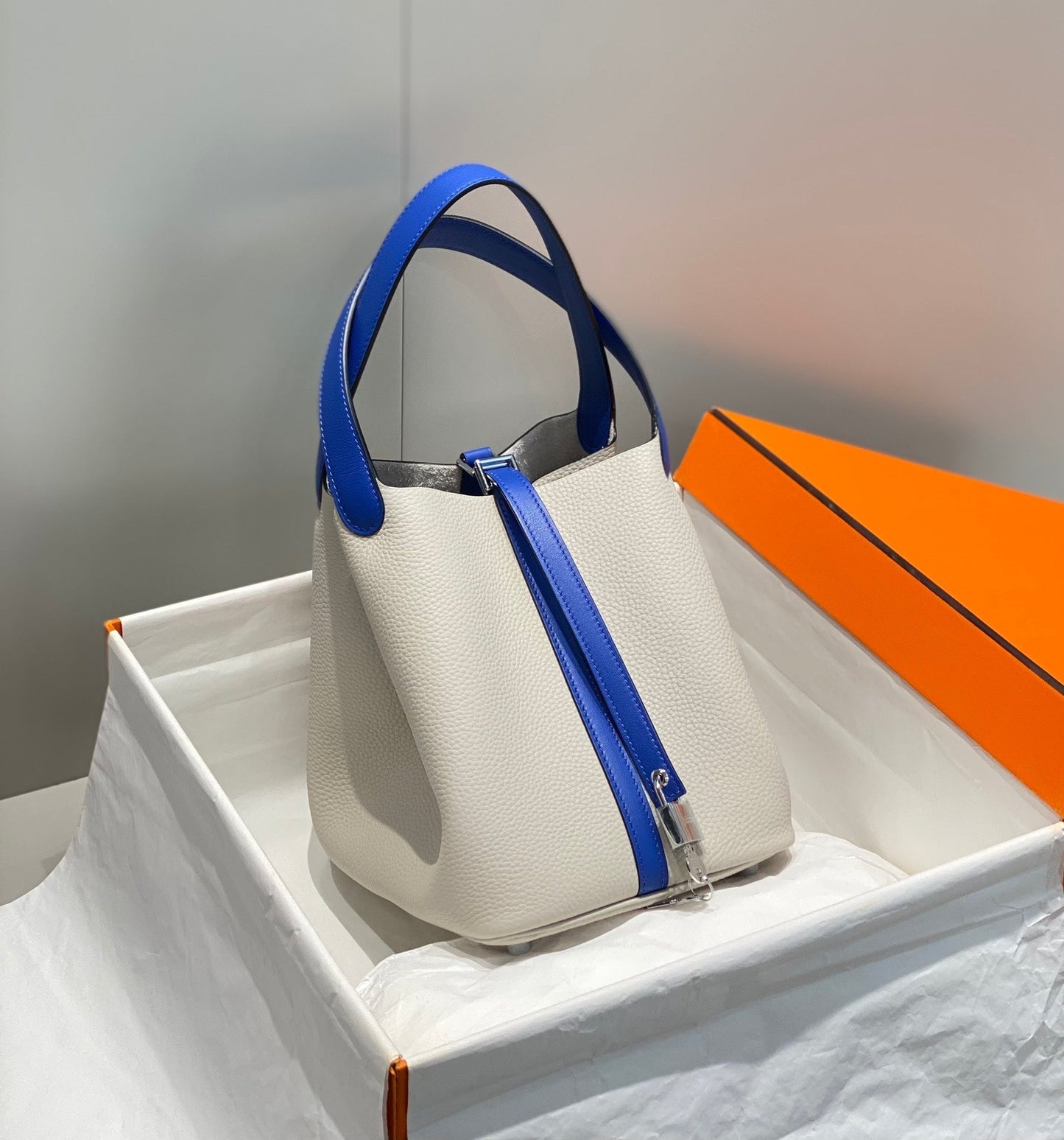 HM PICOTIN LOCK 22 WHITE AND COBALT TOGO LEATHER