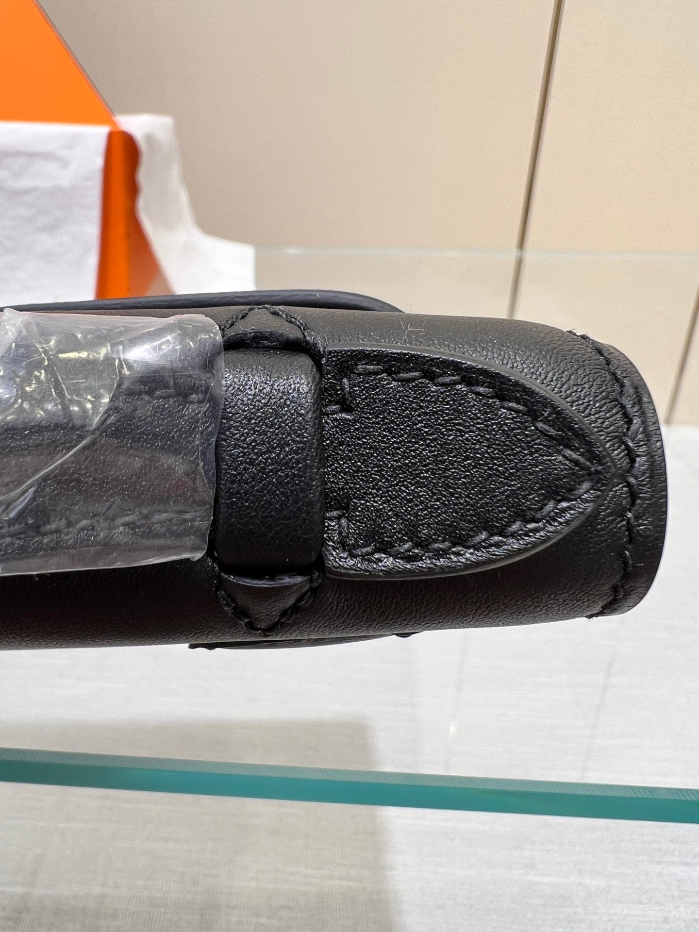 HM KELLY POCHETTE 22CM BLACK SWIFT GOLD HARDWARE