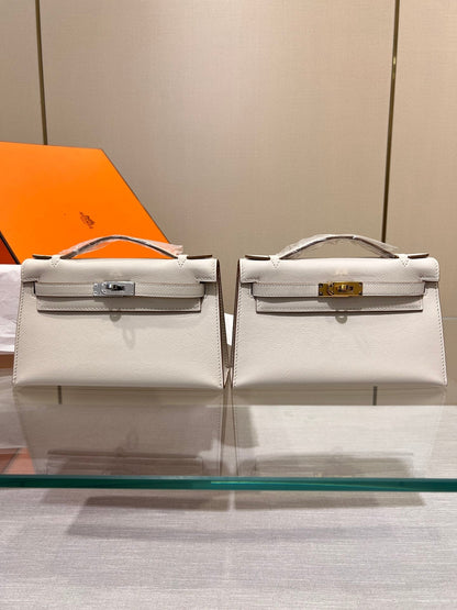 HM KELLY POCHETTE 22CM WHITE SWIFT SILVER HARDWARE