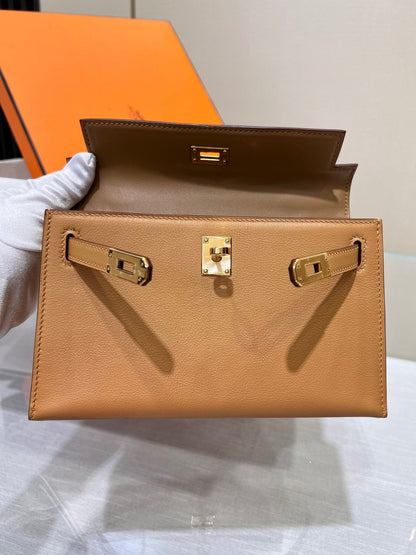 HM KELLY POCHETTE 22CM BROWN SWIFT GOLD HARDWARE