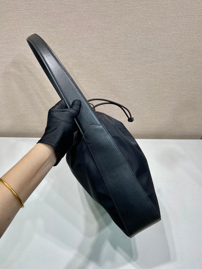 LARGE DRAWSTRING BAG 37 IN BLACK RE-NYLON